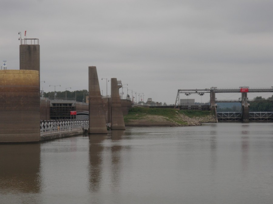 There are few decent places to stop on the Mississippi; the tie up to the Kaskaskia Lock was a quiet and welcome respite from the traffic of the river.