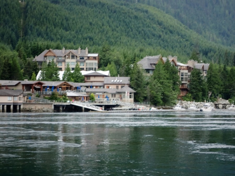 This area is renowned for its salmon sportfishing, which attracts visitors to impressive resorts.